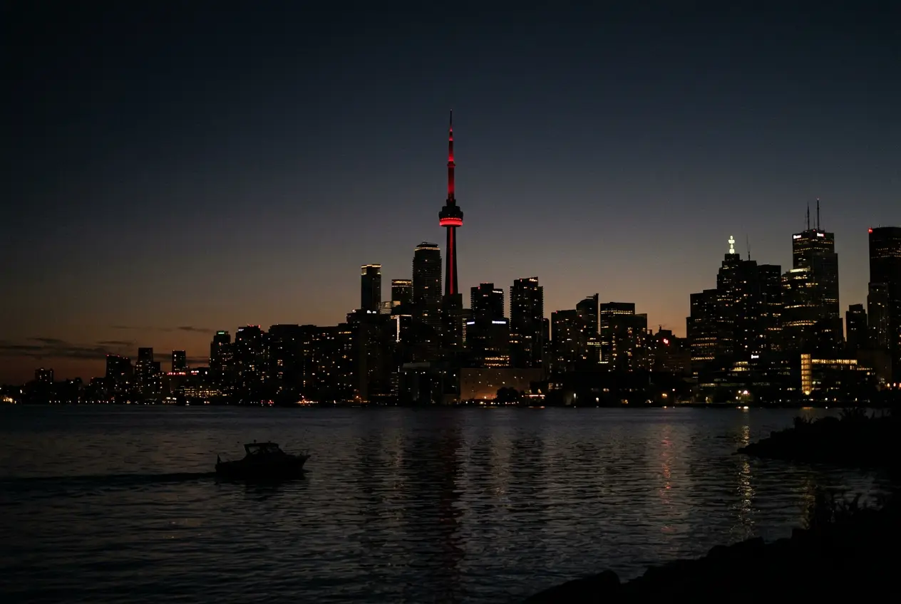 Toronto skyline with the CN Tower at dusk